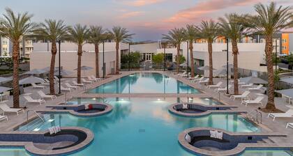 New 1 Bedroom Modern Serviced Apt Near Strip - Perfect for Business Travelers