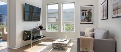 Téléviseur connecté, table de baby-foot, table de ping-pong, imprimante