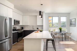 Geladeira, micro-ondas, fogão, cooktop