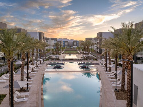 New 1 Bedroom Modern Serviced Apt Near Strip - Perfect for Business Travelers