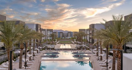 New 1 Bedroom Modern Serviced Apt Near Strip - Perfect for Business Travelers