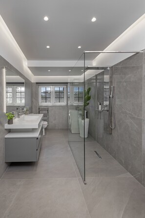 Douche, sèche-cheveux, bidet, serviettes fournies