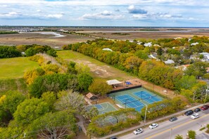 Sport court - Sullivans Island condo, centrally located, near beach & more - 20 Island House (Sullivans Island)