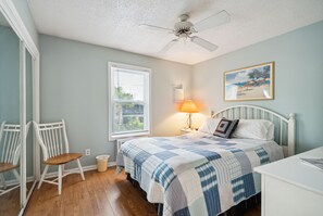 2 bedrooms, free WiFi, bed sheets - Sullivans Island condo, centrally located, near beach & more - 20 Island House (Sullivans Island)