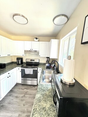 Frigorífico, microondas, horno y placa de cocina