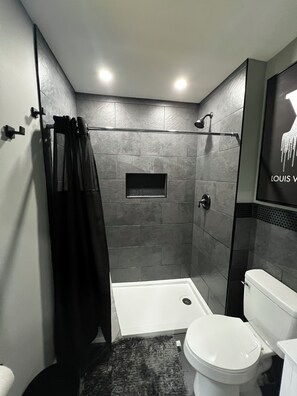 Shower, hair dryer, towels, toilet paper - 3 Bdrm 2 Full Bath 15 mins from Uptown (Charlotte)