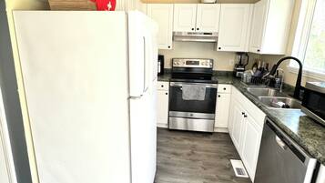 Een koelkast, een magnetron, een oven, een kookplaat