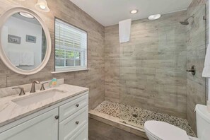 Douche, séchoir à cheveux, serviettes fournies, shampooing