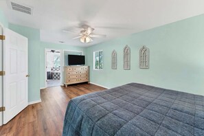 3 makuuhuonetta, työpöytä, silitysrauta/-lauta, Wi-Fi