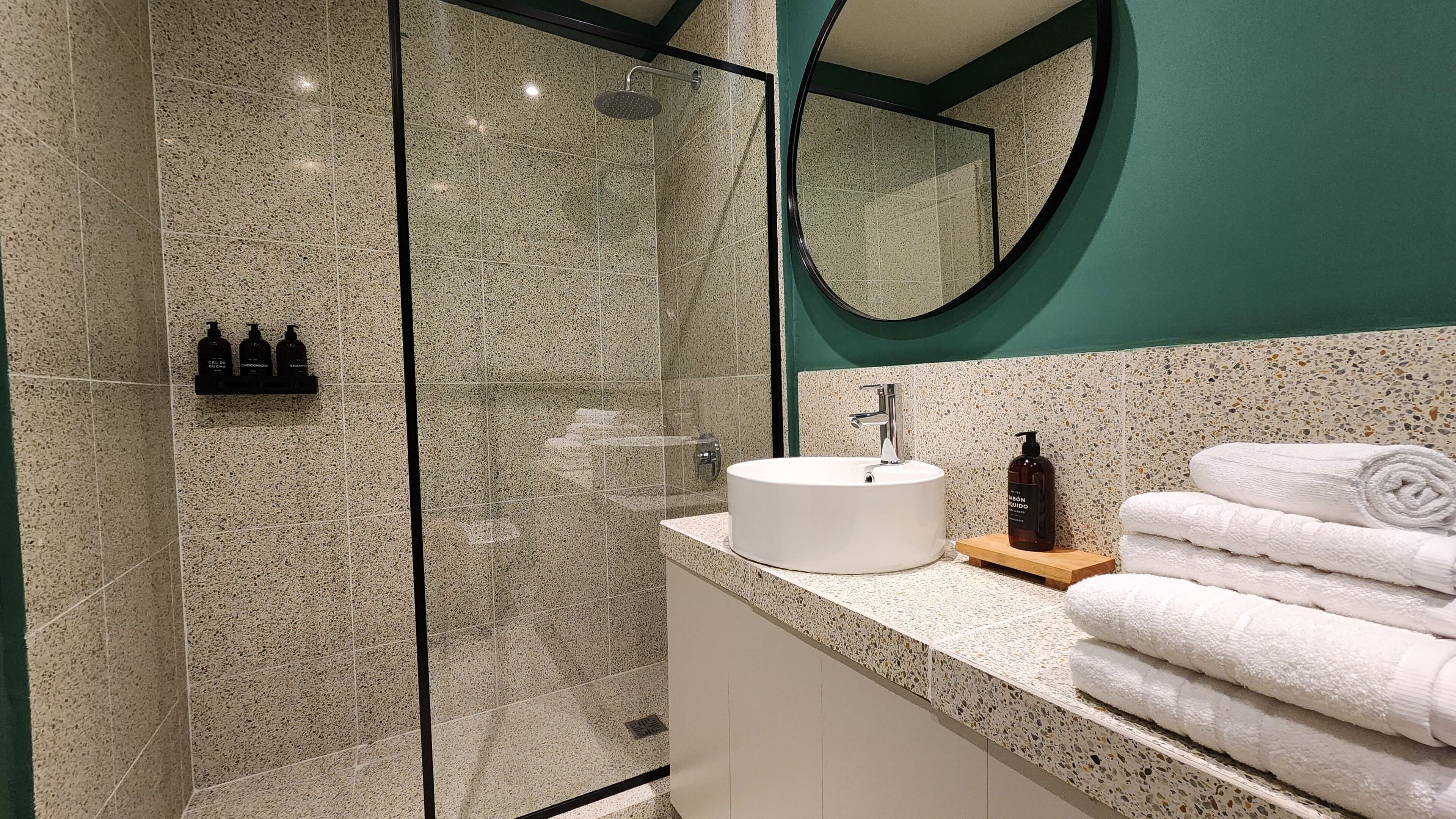 Doccia, asciugacapelli, bidet, asciugamani
