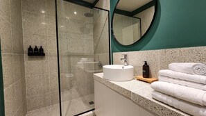 Dusche, Haartrockner, Bidet, Handtücher