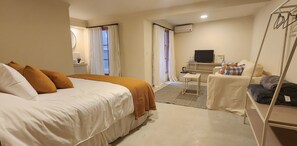 Quarto quádruplo clássico | Roupas de cama premium, edredons de pluma, frigobar, cofres nos quartos