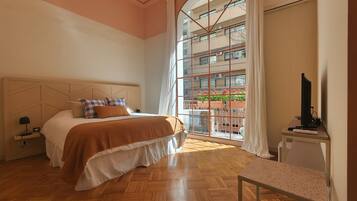 Ropa de cama de alta calidad, cubrecamas y minibar