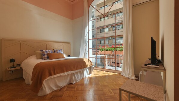 Quarto casal superluxo | Roupas de cama premium, edredons de pluma, frigobar, cofres nos quartos
