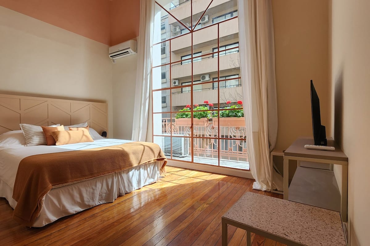 Premium bedding, down comforters, minibar, in-room safe