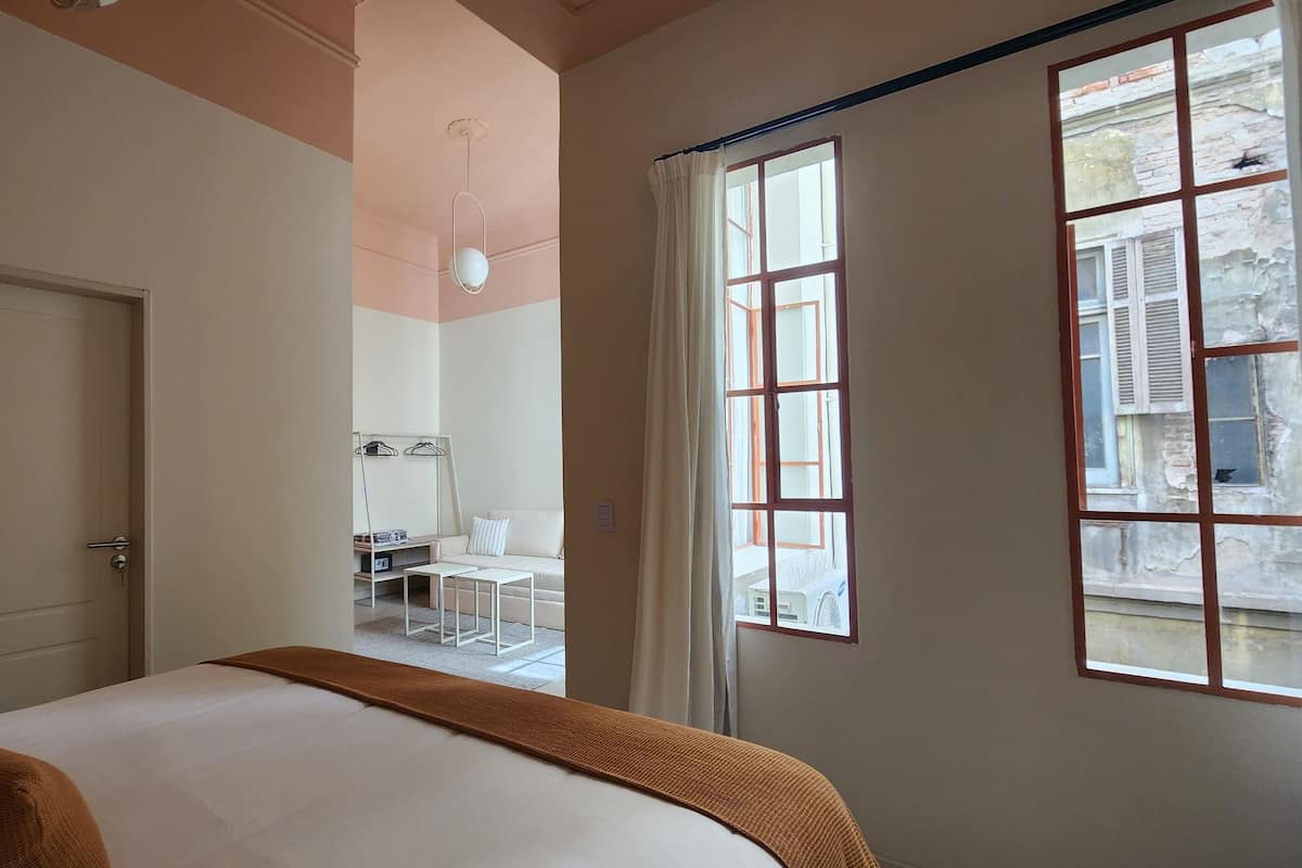 Premium bedding, down comforters, minibar, in-room safe