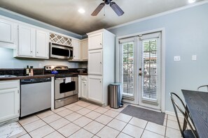 Fridge, microwave, oven, stovetop - LALALAND -2 master suites, king bed, comfort & location “No chores” at checkout (Lafayette)