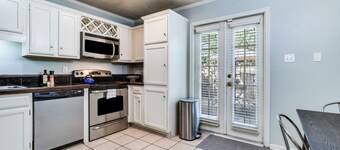 LALALAND -2 master suites, king bed,  comfort & location “No chores” at checkout