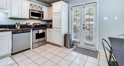 LALALAND -2 master suites, king bed, comfort & location “No chores” at checkout