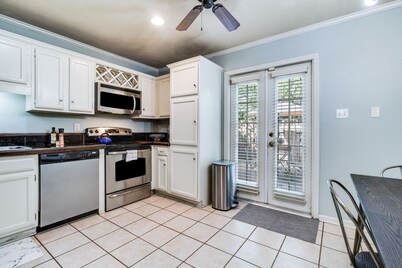 LALALAND -2 master suites, king bed,  comfort & location “No chores” at checkout