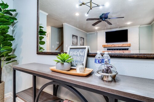 LALALAND -2 master suites, king bed,  comfort & location “No chores” at checkout