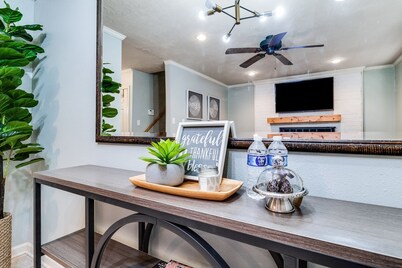 LALALAND -2 master suites, king bed,  comfort & location “No chores” at checkout