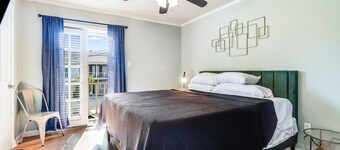 LALALAND -2 master suites, king bed, comfort & location “No chores” at checkout