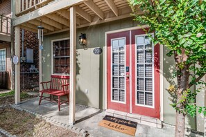 Exterior detail - LALALAND -2 master suites, king bed, comfort & location “No chores” at checkout (Lafayette)