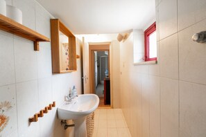 Douche, sèche-cheveux, bidet, serviettes fournies