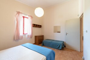 2 bedrooms, iron/ironing board, Internet, bed sheets