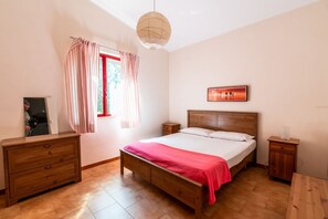 2 bedrooms, iron/ironing board, Internet, bed sheets