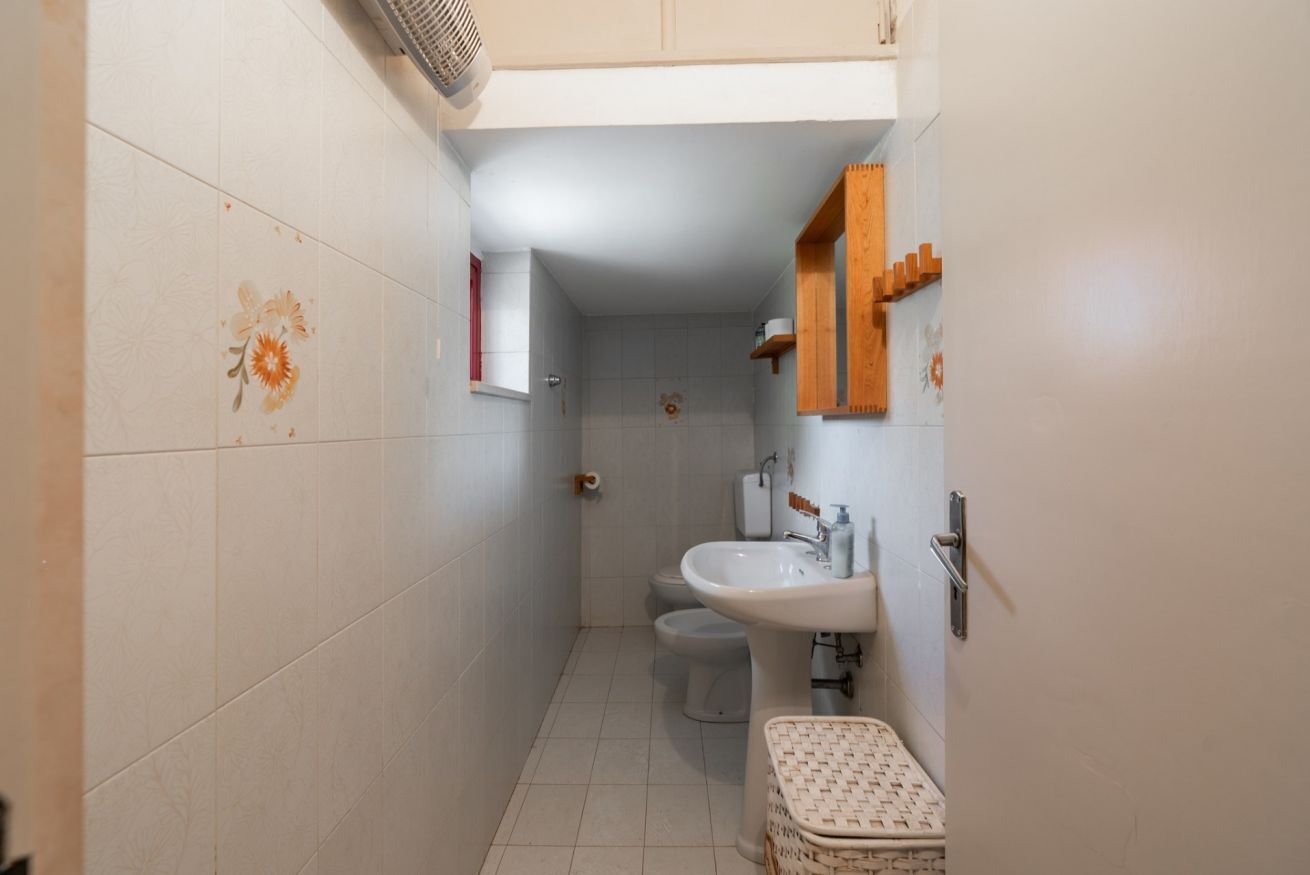 Bany estret amb vàter, bidet i rentapel.