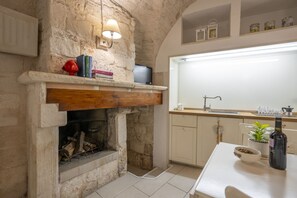 Refrigerador, parrilla de estufa y utensilios de cocina 