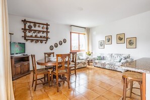 Living area - GuestHost - Spacious and bright 130 sqm apartment, perfect for 4 people, located on the second floor of a building WITHOUT a lift (stairs to access it).The apartment is located 4.1 km from the center of Lucca: in just 13 minutes by bus you can reach the  (Lucca)