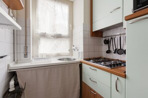 Réfrigérateur, micro-ondes, plaque de cuisson, cafetière/bouilloire