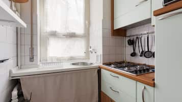 Frigorifero, microonde, piano cottura, macchina per tè/caffè