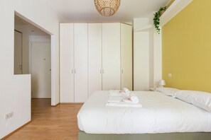 Tabla de planchar con plancha, wifi y ropa de cama