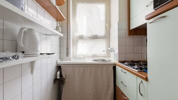 KĂŒhlschrank, Mikrowelle, Herdplatte, Wasserkocher mit Kaffee-/Teezubehör