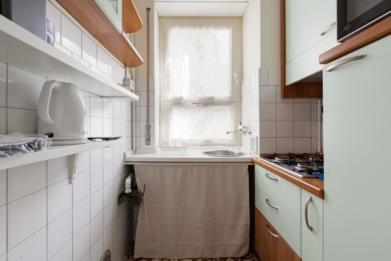 Kühlschrank, Mikrowelle, Herdplatte, Wasserkocher mit Kaffee-/Teezubehör