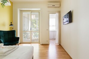 Silitysrauta/-lauta, Wi-Fi, vuodevaatteet