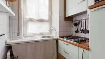 Kühlschrank, Mikrowelle, Herdplatte, Wasserkocher mit Kaffee-/Teezubehör