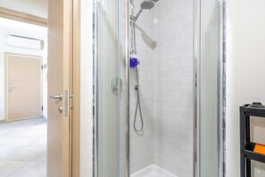 Douche, sĂšche-cheveux, bidet