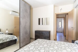 2 chambres, fer et planche à repasser, Wi-Fi, draps fournis