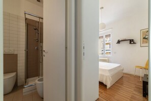 Shower, hair dryer, bidet - Comfortable apartment located on the fourth floor, of nine in total, of a building with a lift (not suitable for disabled people). There are 6 steps at the entranceIn 50 m2 of space it accommodates two peopleThe property is located in the San Giovanni ar (Roma)
