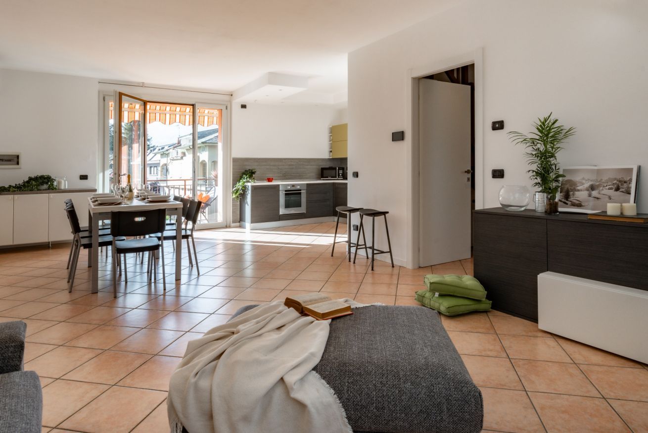 Un appartement moderne comprenant un coin repas, une cuisine et un espace de vie confortable.