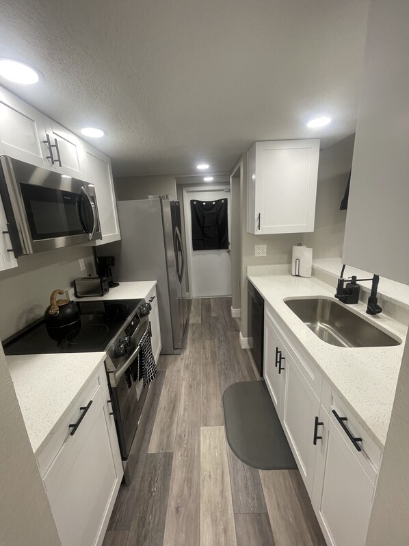 Mikrowelle, Ofen, Herdplatte, Geschirrspüler