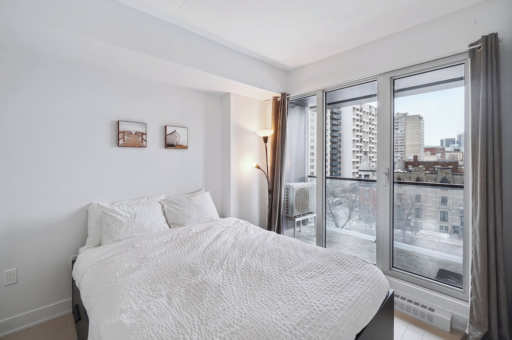 Luxurious Downtown Condo, 3 minutes to the Metro Montreal Vrbo