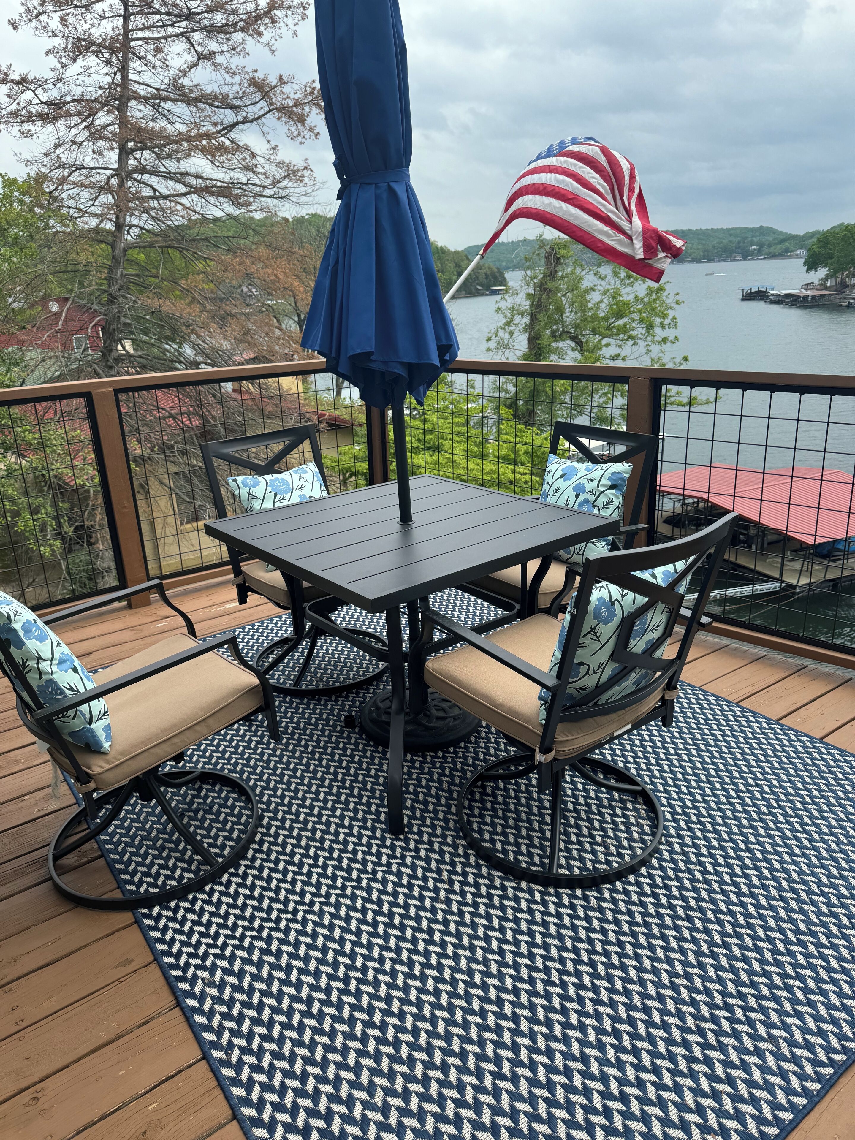 NEWLY UPDATED LAKE FRONT Cottage House, 8+, Dock Deck,4.5 MM,15 min to Strip Dam