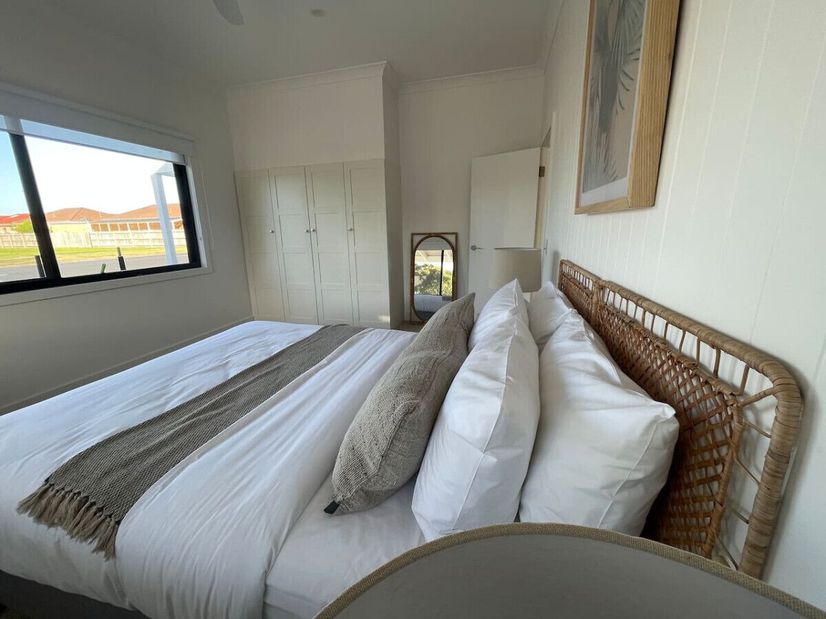 2 bedrooms, travel cot, WiFi, bed sheets