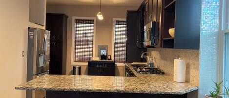 Microondas, horno, parrilla de estufa y lavavajillas